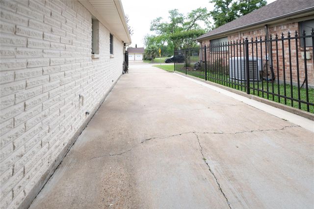 7546 Maple Tree Drive, Houston, TX 77088