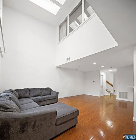 714 Mainsail Lane, Secaucus, NJ 07094