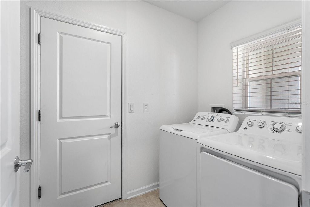 Image 18 of property listing at 1805 HEART LAKE DRIVE, Groveland, FL 34736