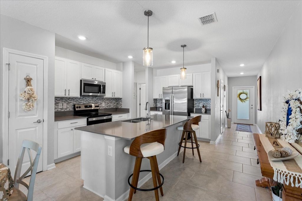 Image 5 of property listing at 1805 HEART LAKE DRIVE, Groveland, FL 34736