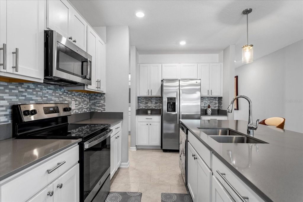 Image 7 of property listing at 1805 HEART LAKE DRIVE, Groveland, FL 34736