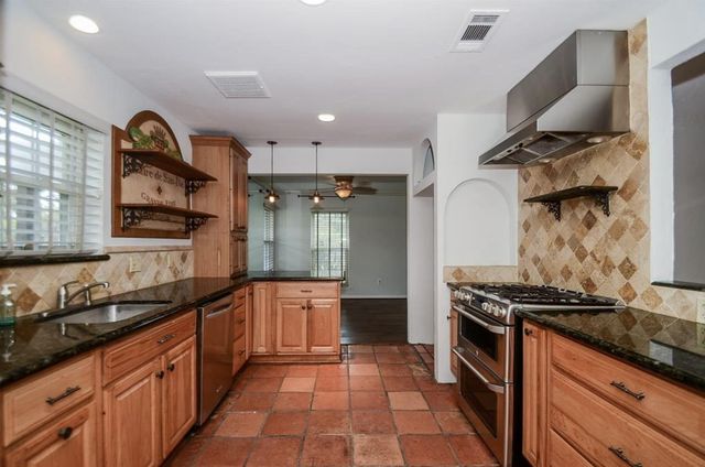 13814 Lynnwood Lane, Sugar Land, TX 77498