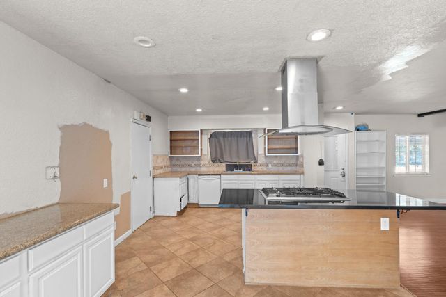 5081 Warwick Ave, Sacramento, CA 95820