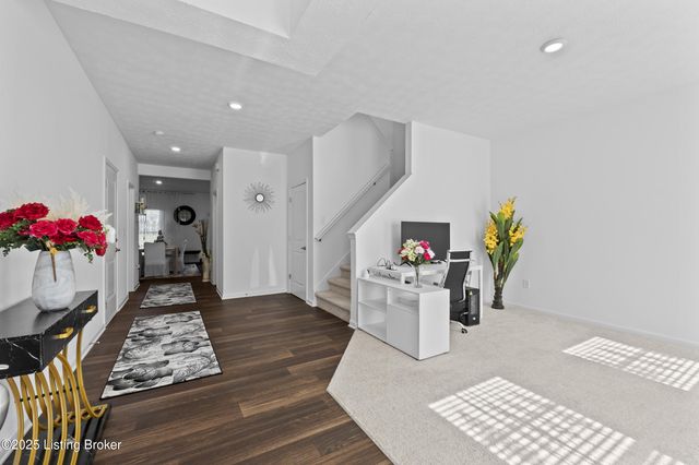 8710 warbler branch Way, Louisville, KY 40229