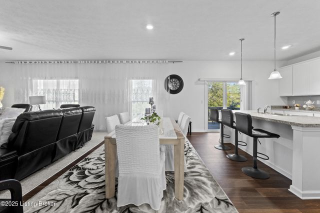 8710 warbler branch Way, Louisville, KY 40229