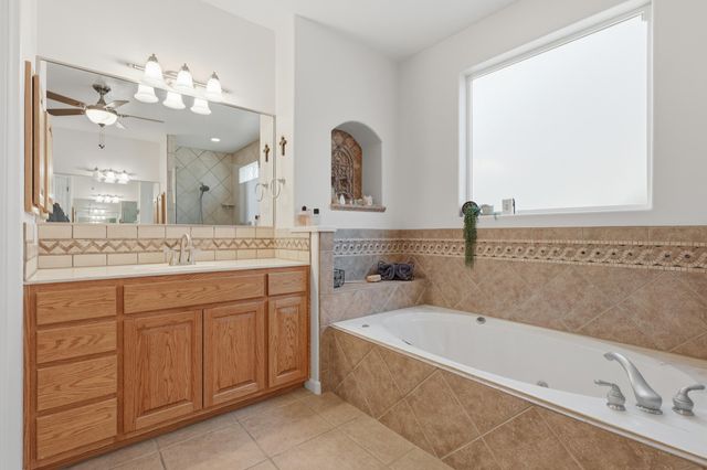 921 Pinzon Street NW, Los Lunas, NM 87031