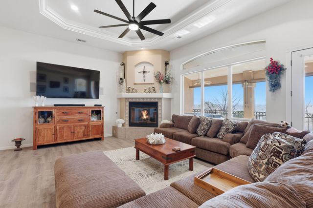 921 Pinzon Street NW, Los Lunas, NM 87031