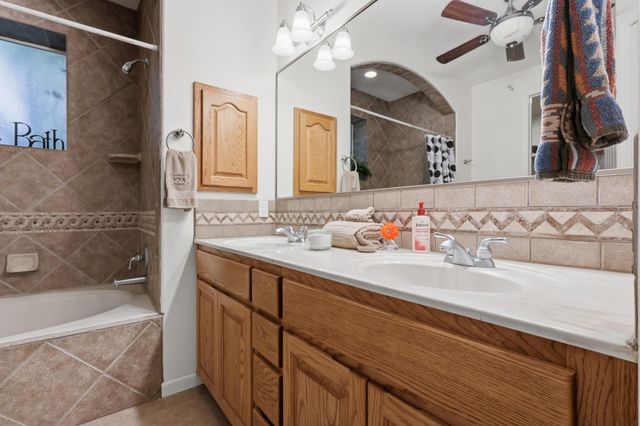 921 Pinzon Street NW, Los Lunas, NM 87031