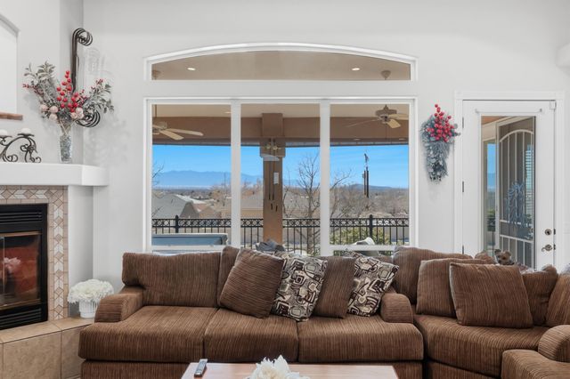 921 Pinzon Street NW, Los Lunas, NM 87031