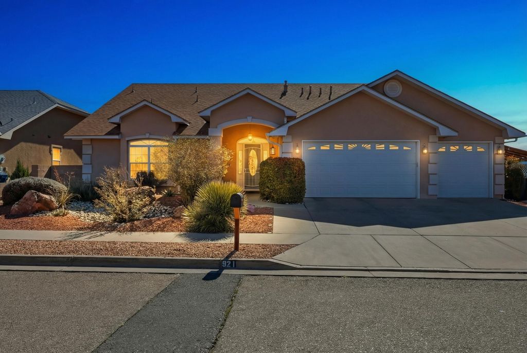 921 Pinzon Street NW, Los Lunas, NM 87031