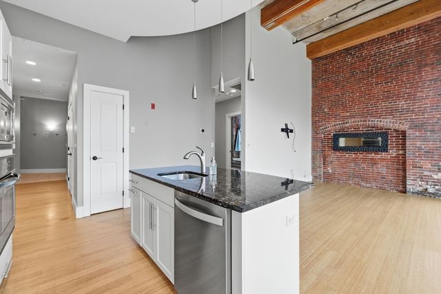 30 Market St 1, Lowell, MA 01852