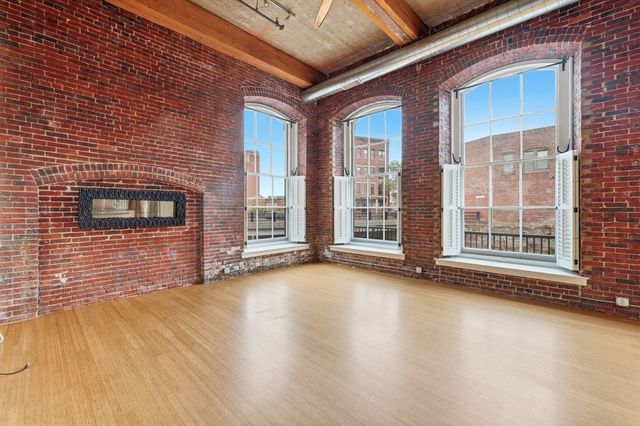 30 Market St 1, Lowell, MA 01852