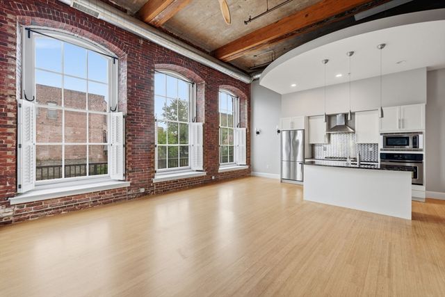 30 Market St 1, Lowell, MA 01852