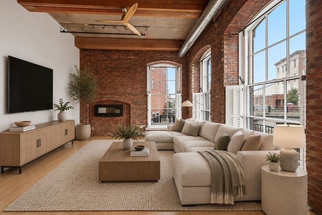 30 Market St 1, Lowell, MA 01852