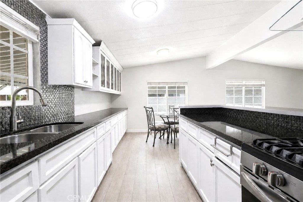 Image 9 of property listing at 80000 Avenue 48 67, Indio, CA 92201
