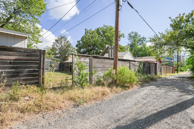 1705 E 14th ST B, Austin, TX 78702