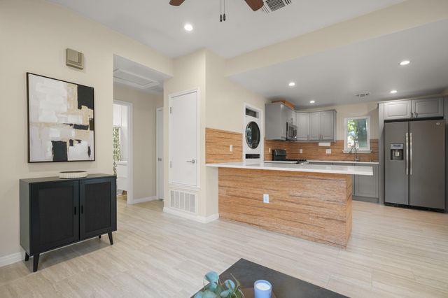 1705 E 14th ST B, Austin, TX 78702