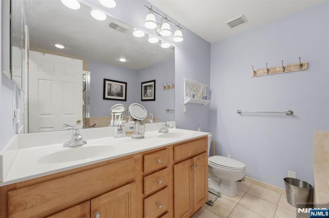 95 Osprey Court, Secaucus, NJ 07094