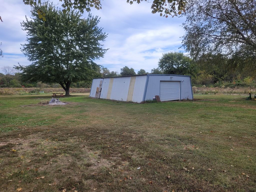 Image 2 of property listing at 10270 N Reynolds Lane, Mt Vernon, IL 62864