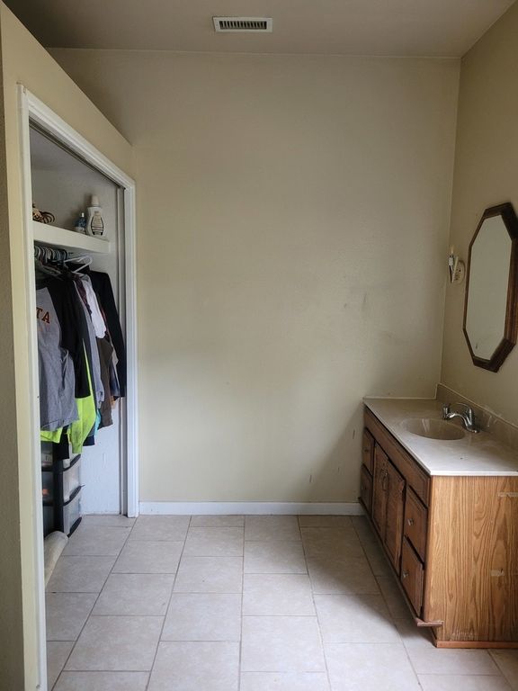 Image 13 of property listing at 10270 N Reynolds Lane, Mt Vernon, IL 62864