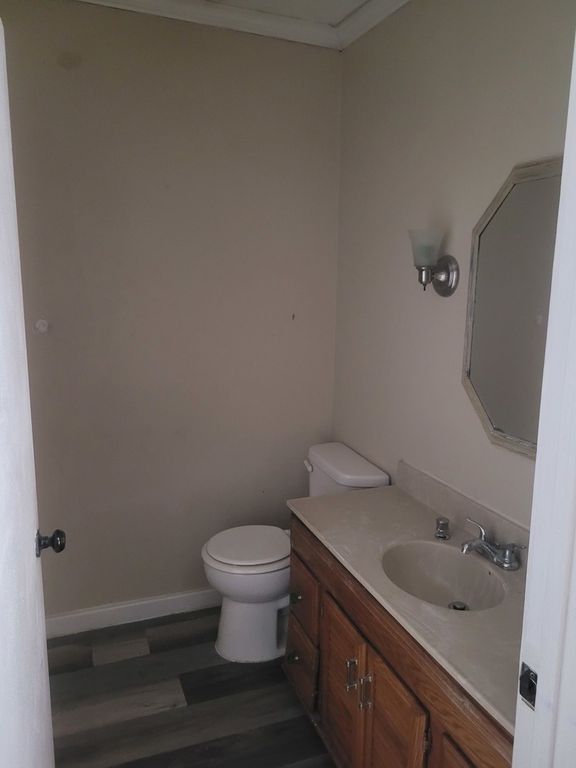 Image 16 of property listing at 10270 N Reynolds Lane, Mt Vernon, IL 62864