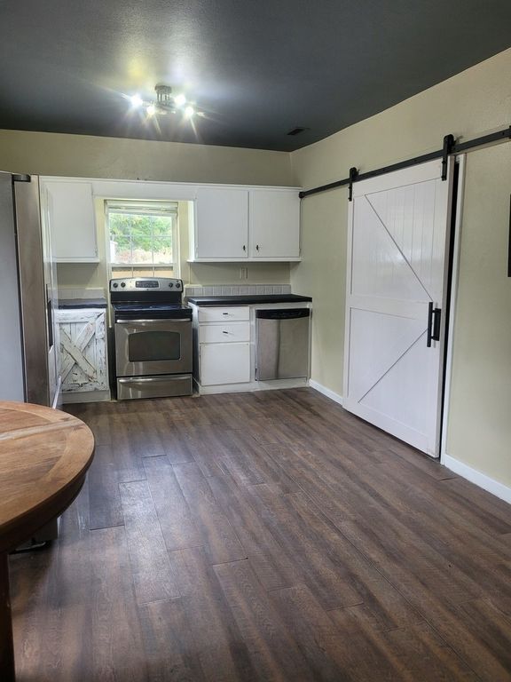 Image 7 of property listing at 10270 N Reynolds Lane, Mt Vernon, IL 62864