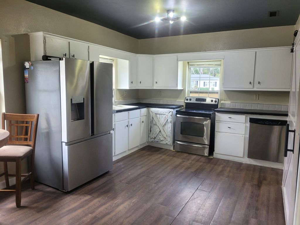 Image 8 of property listing at 10270 N Reynolds Lane, Mt Vernon, IL 62864