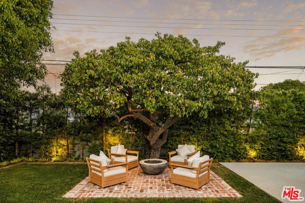 Image 12 of property listing at 7316 El Manor Avenue, Los Angeles, CA 90045