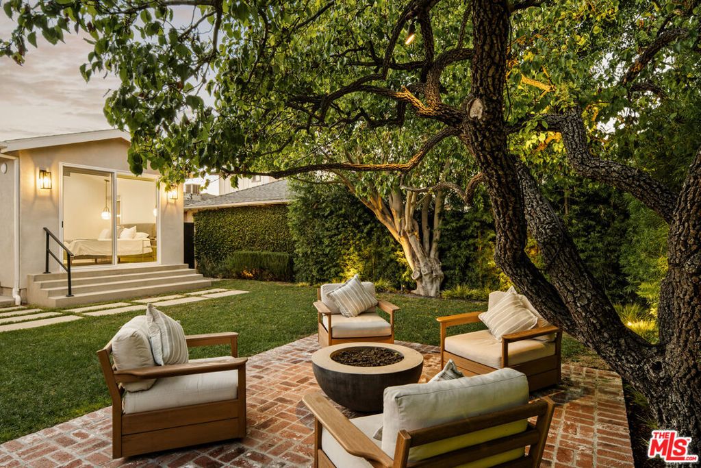 Image 14 of property listing at 7316 El Manor Avenue, Los Angeles, CA 90045