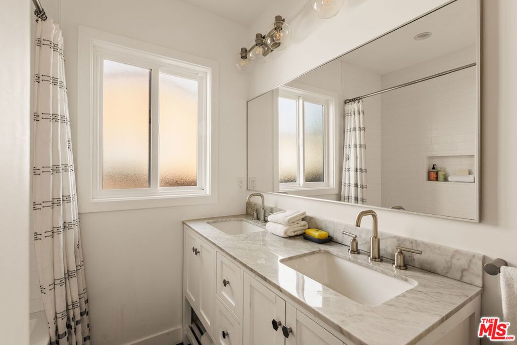 Image 19 of property listing at 7316 El Manor Avenue, Los Angeles, CA 90045