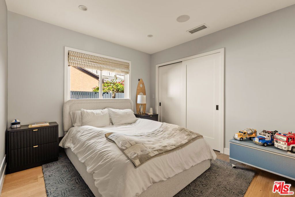 Image 20 of property listing at 7316 El Manor Avenue, Los Angeles, CA 90045