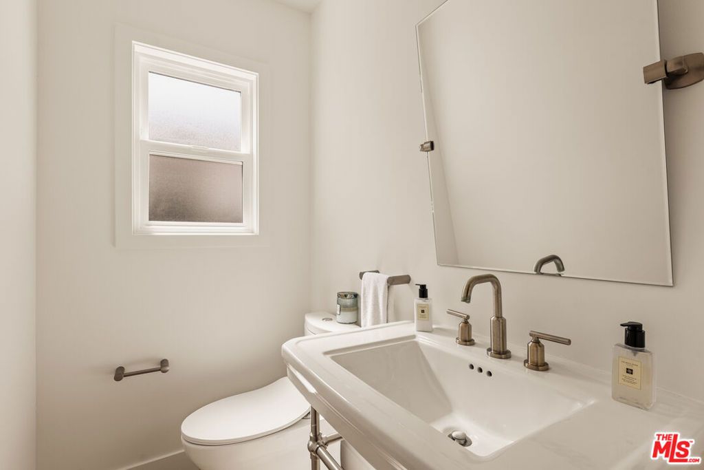 Image 22 of property listing at 7316 El Manor Avenue, Los Angeles, CA 90045