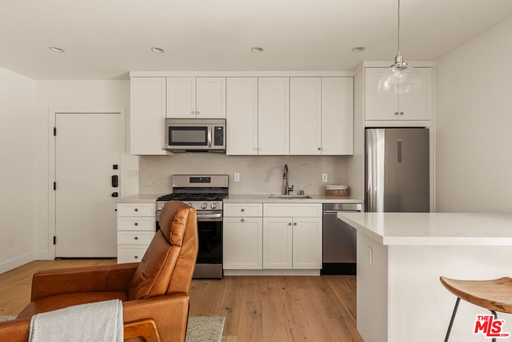 Image 24 of property listing at 7316 El Manor Avenue, Los Angeles, CA 90045