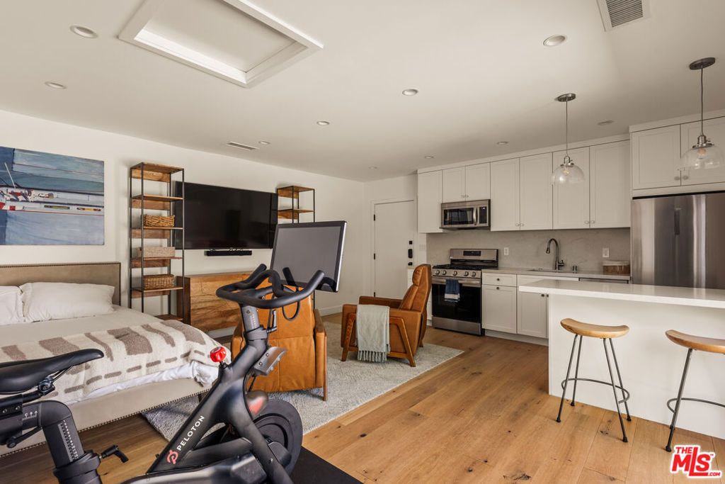 Image 25 of property listing at 7316 El Manor Avenue, Los Angeles, CA 90045