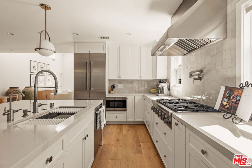 Image 6 of property listing at 7316 El Manor Avenue, Los Angeles, CA 90045