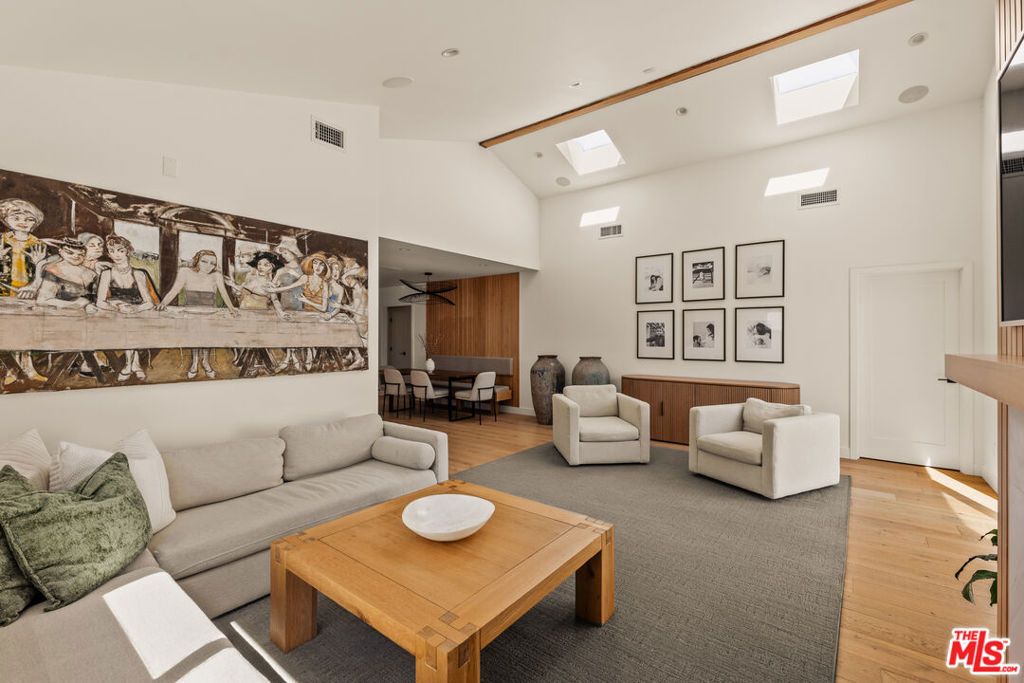 Image 8 of property listing at 7316 El Manor Avenue, Los Angeles, CA 90045