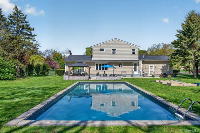 3 Orchard Road S, East Patchogue, NY 11772