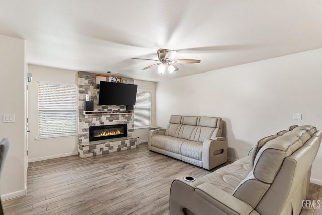 421 Chris Avenue, Shafter, CA 93263