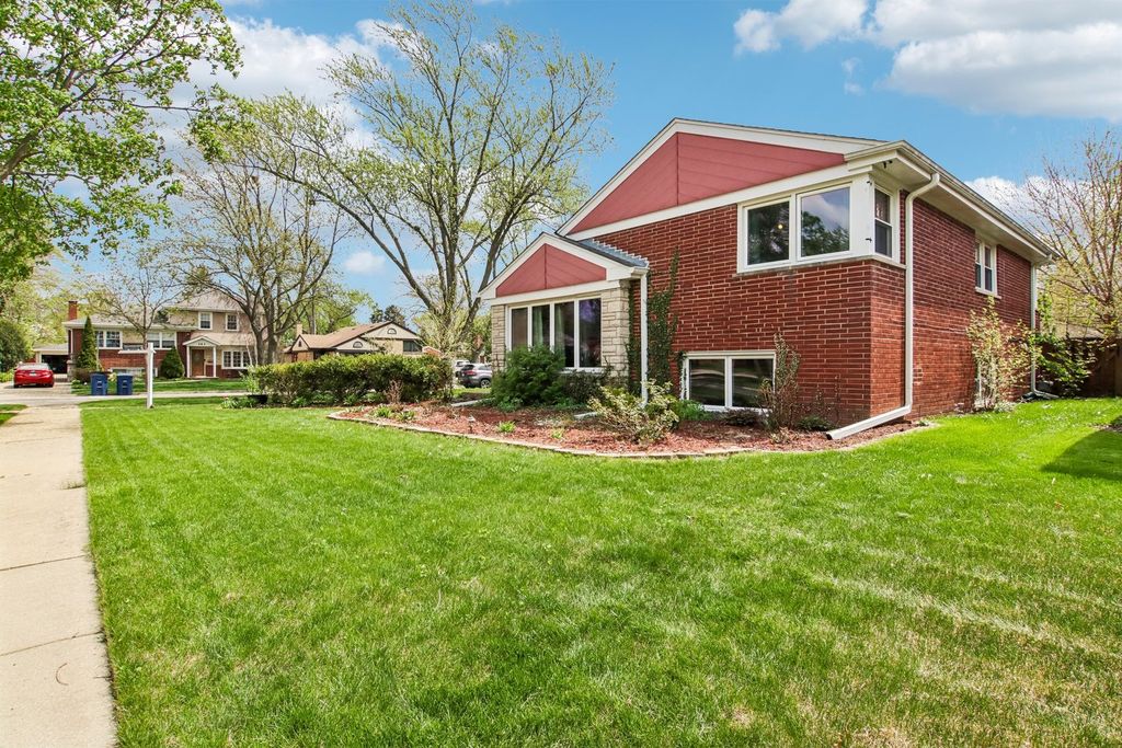 Image 2 of property listing at 245 Amherst Avenue, Des Plaines, IL 60016