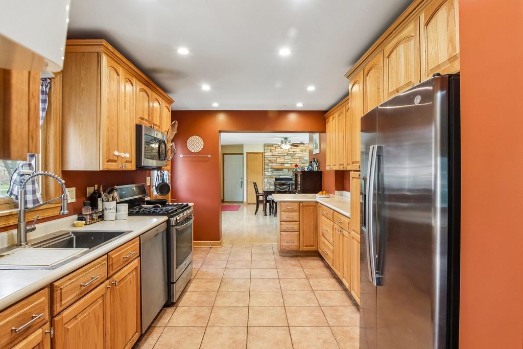 Image 11 of property listing at 245 Amherst Avenue, Des Plaines, IL 60016
