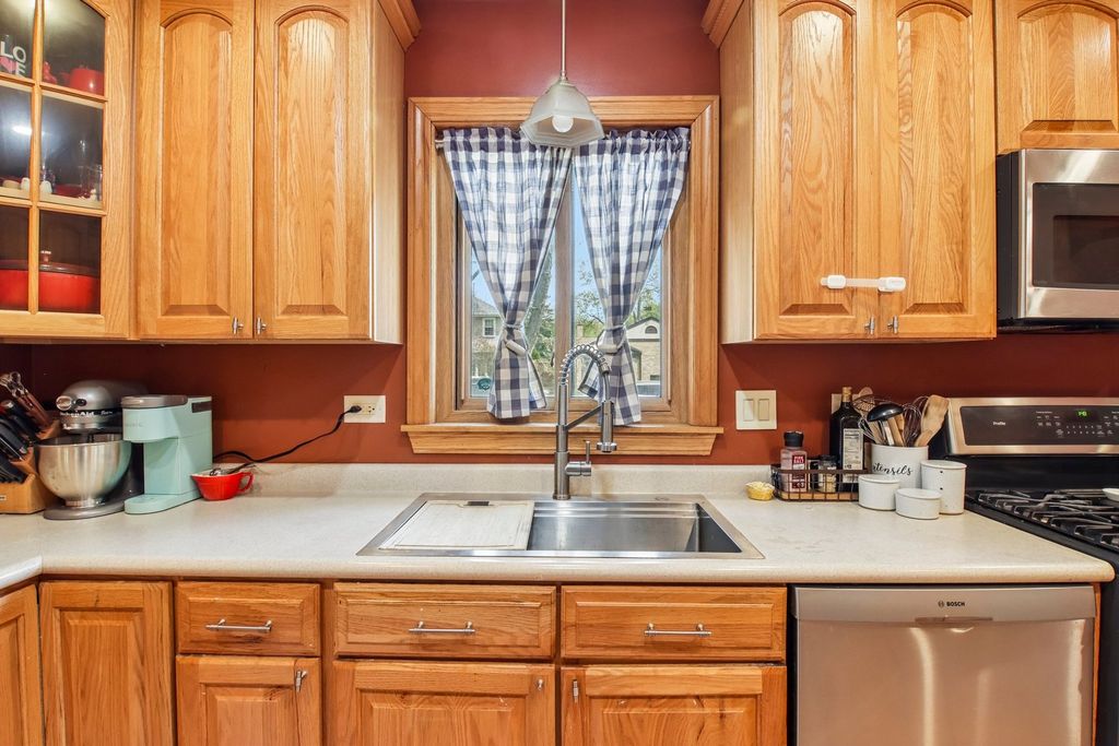 Image 12 of property listing at 245 Amherst Avenue, Des Plaines, IL 60016