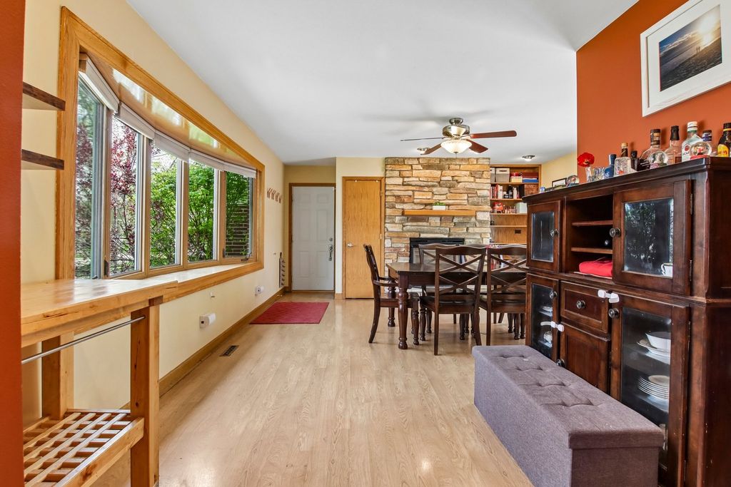 Image 13 of property listing at 245 Amherst Avenue, Des Plaines, IL 60016