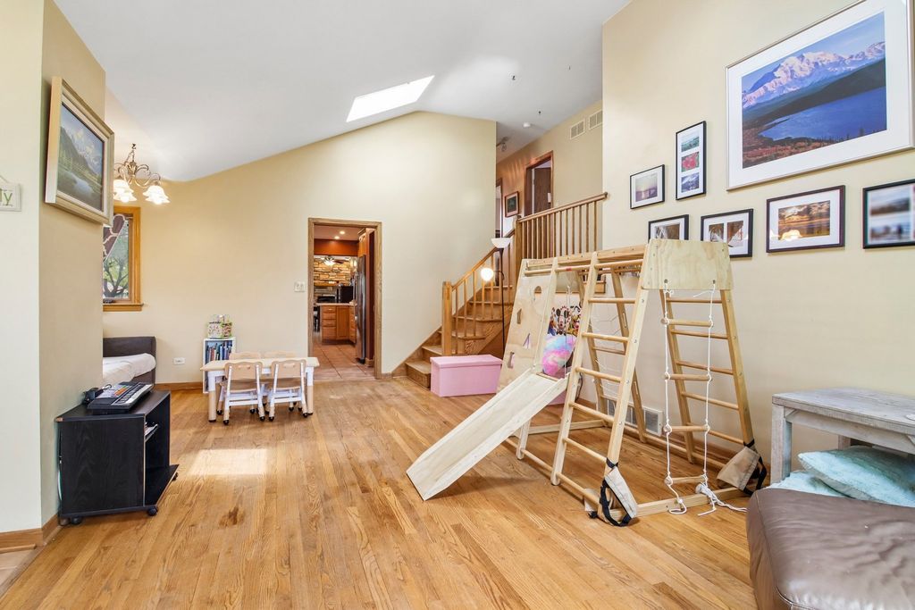 Image 14 of property listing at 245 Amherst Avenue, Des Plaines, IL 60016