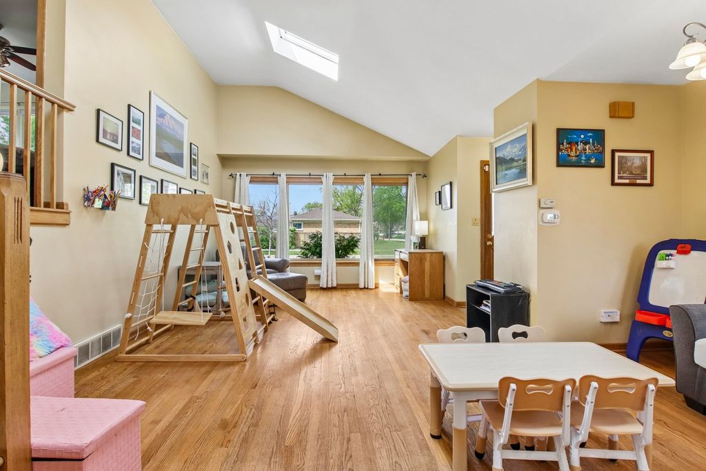 Image 15 of property listing at 245 Amherst Avenue, Des Plaines, IL 60016