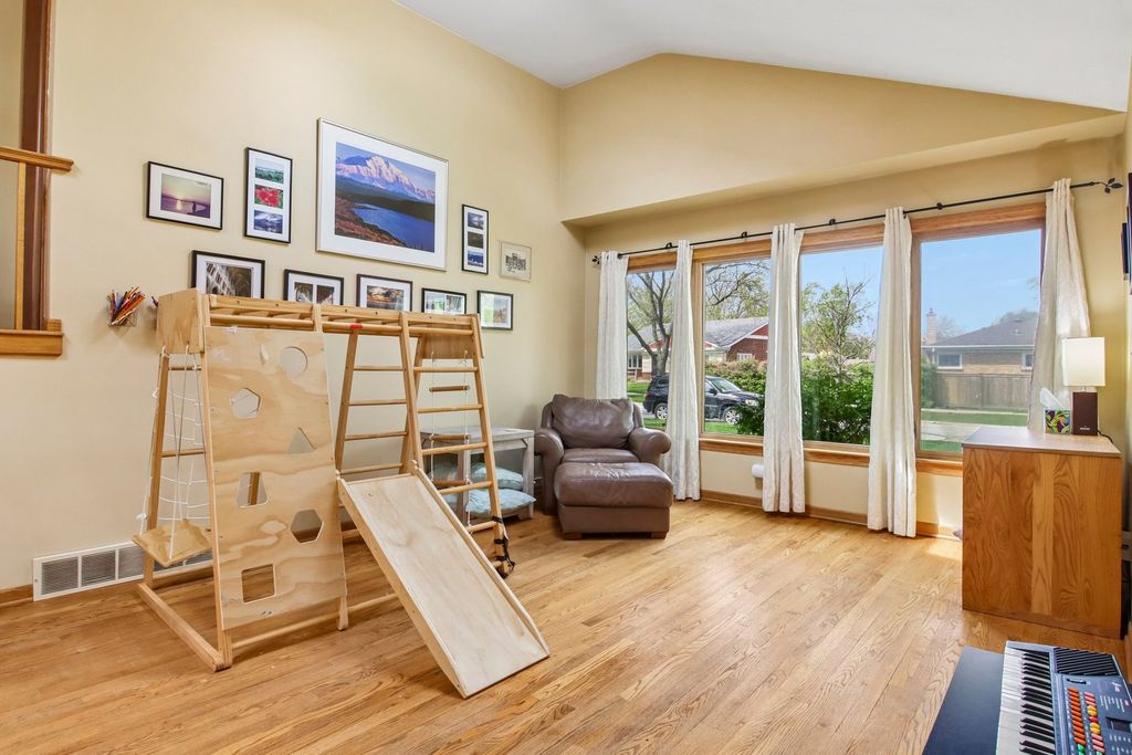 Image 16 of property listing at 245 Amherst Avenue, Des Plaines, IL 60016