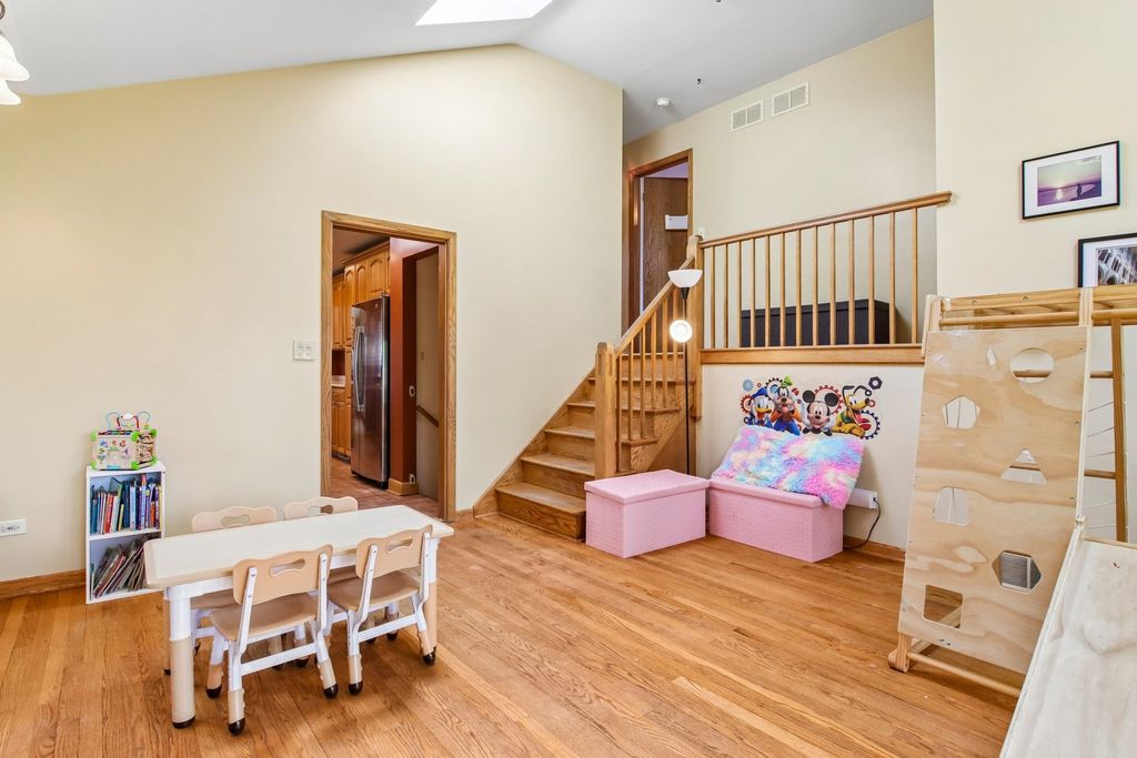 Image 17 of property listing at 245 Amherst Avenue, Des Plaines, IL 60016