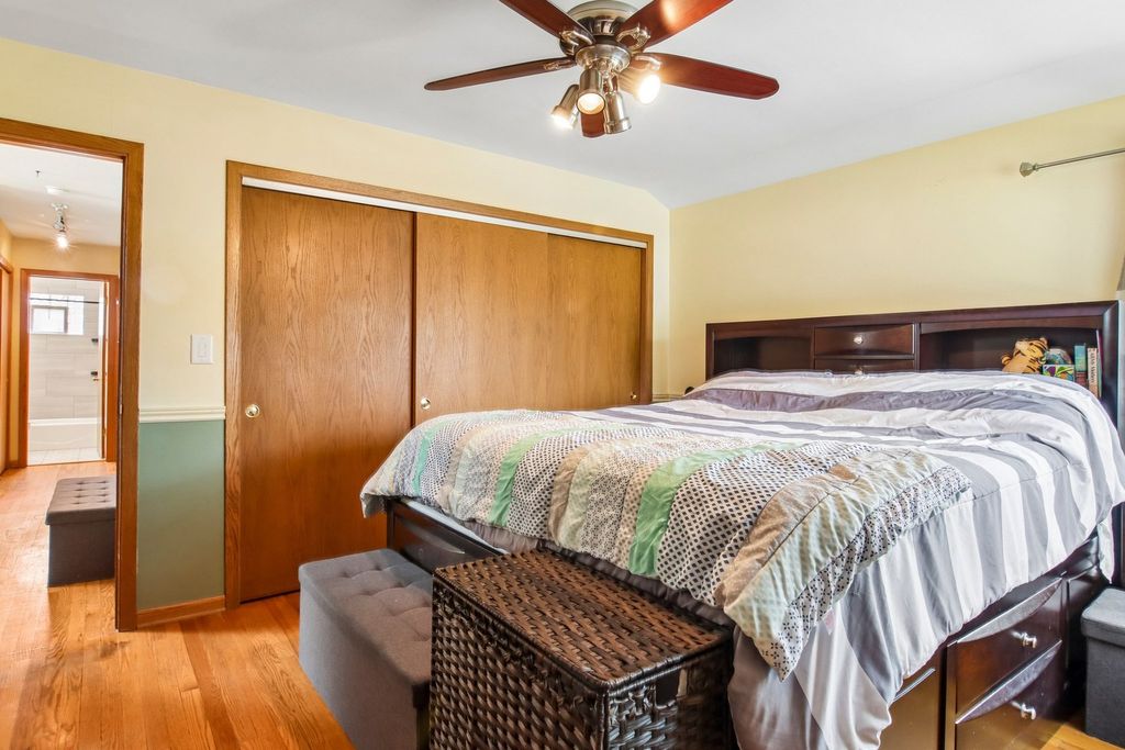 Image 18 of property listing at 245 Amherst Avenue, Des Plaines, IL 60016
