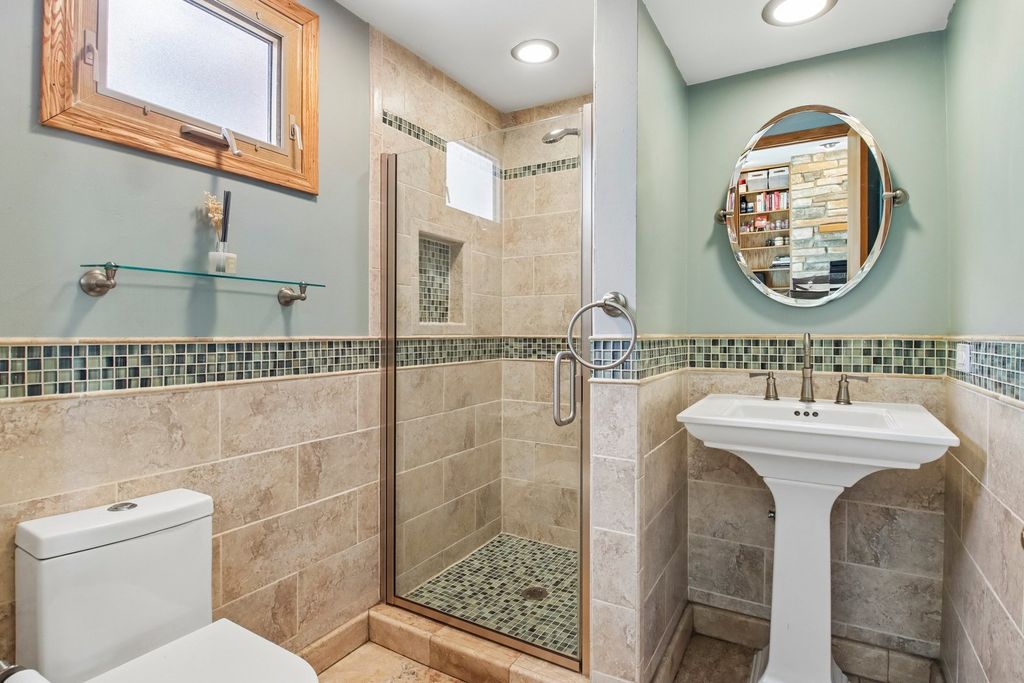 Image 19 of property listing at 245 Amherst Avenue, Des Plaines, IL 60016