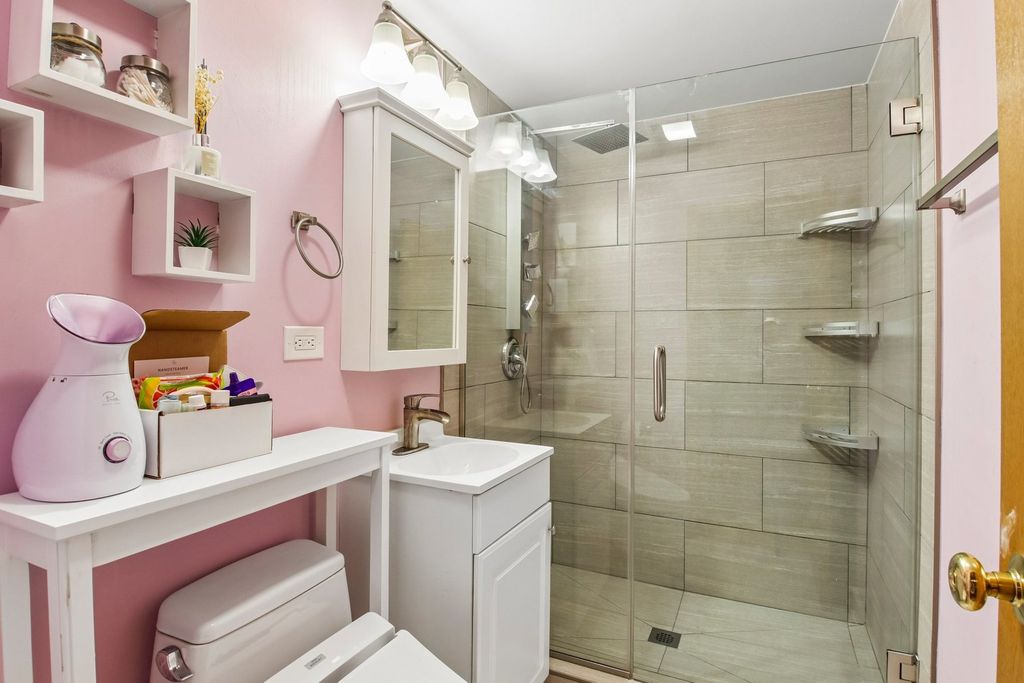 Image 20 of property listing at 245 Amherst Avenue, Des Plaines, IL 60016