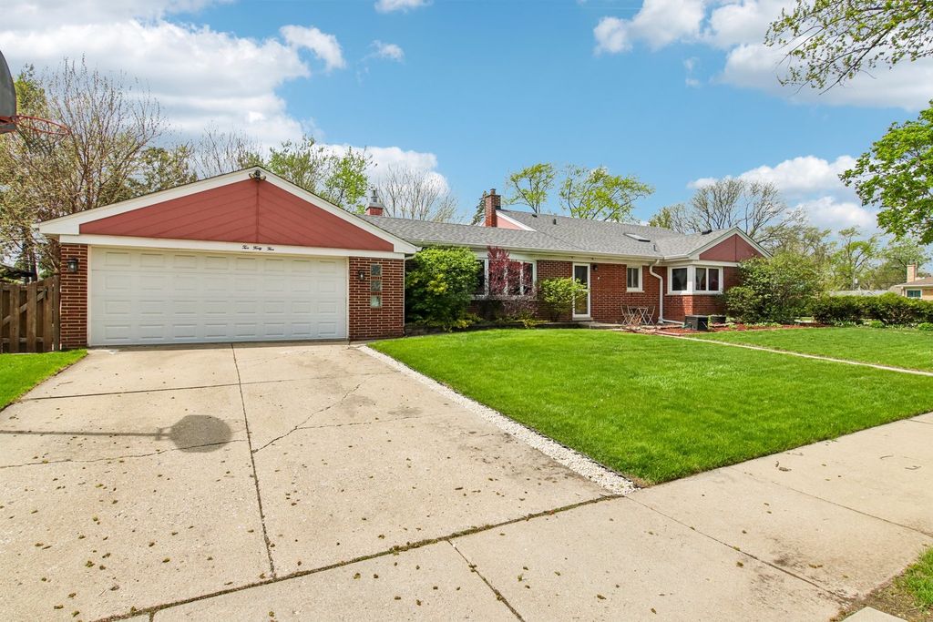 Image 3 of property listing at 245 Amherst Avenue, Des Plaines, IL 60016